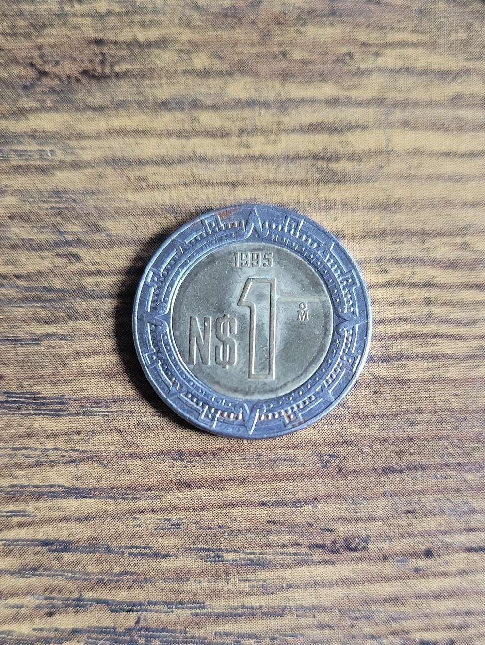 1995 Mexican 1 Neuvo Peso Coin- Gold & silver Tones